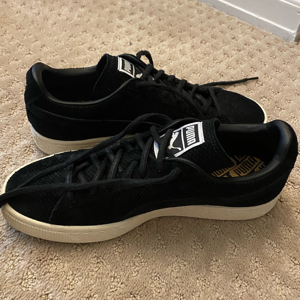 Like new classic black suede Puma sneakers 8.5